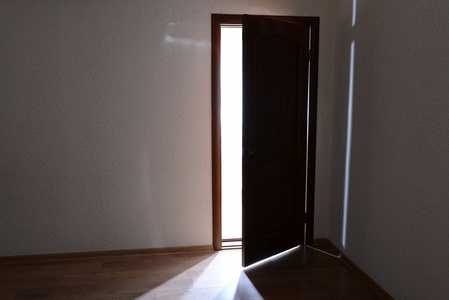 敞开的大门和外界光线昏暗的房间里在楼上一个女孩承受压力的概念形象