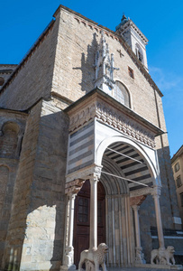 意大利贝加莫, 教堂侧门上的狮子雕塑
