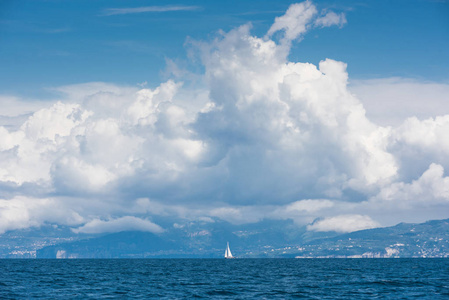 美丽的帆船帆船帆蓝色地中海