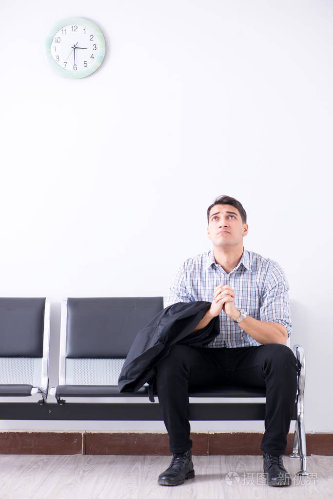 人焦急地不耐烦地等待在大厅里