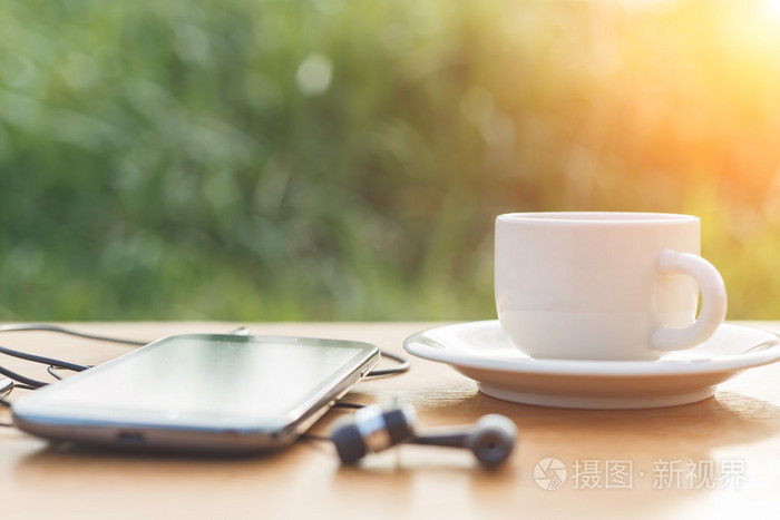 一杯咖啡,在桌子上的智能手机