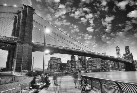 布鲁克林大桥和曼哈顿天际线的美妙的看法