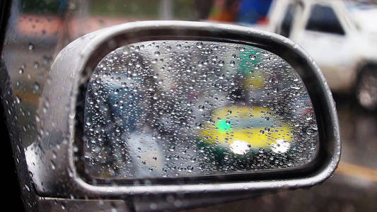 车侧后视镜上有雨滴