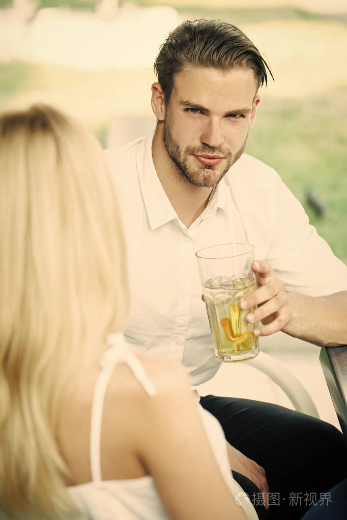 感性性感的女人浪漫的年轻情侣在餐桌上喝酒