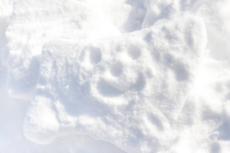 在雪地上画笑脸