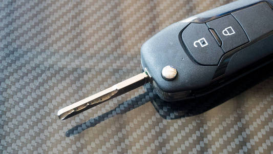 碳纤维纹理背景的车辆钥匙图片