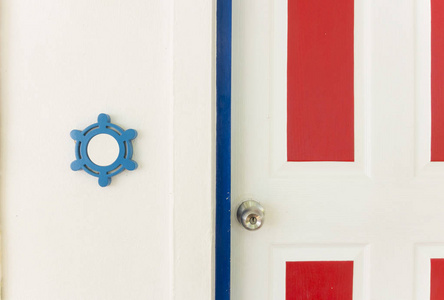 白色和红色木门框架蓝色门