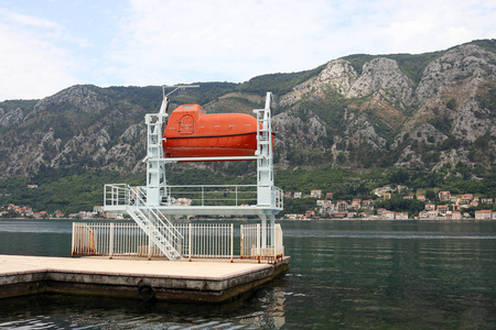 Kotor 湾黑山海岸安全救生艇