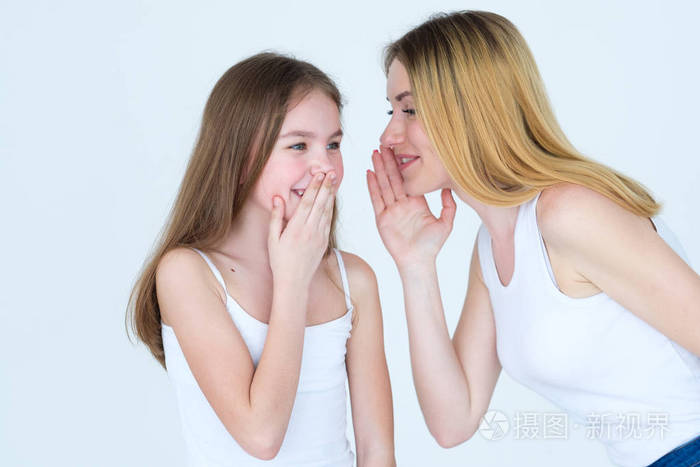 母女八卦 家庭沟通的好友和友谊 母子纽带与信任关系照片 正版商用图片0ydg 摄图新视界 母女八卦 家庭沟通的好友和友谊 母子纽带与信任关系照片 正版商用图片0ydg 摄图新视界