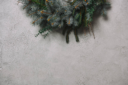 室内灰色墙挂在圣诞装饰中的杉木花环裁剪图像