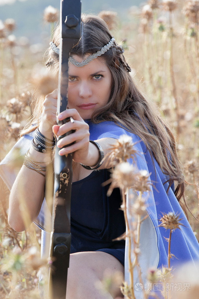 用弓和箭的童话女孩