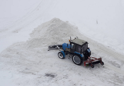 蓝色拖拉机清理积雪