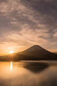 富士山和湖本栖湖与冬季晨练日出