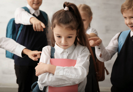 孩子欺负他们的同学在室内