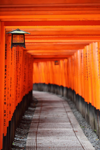 在京都的伏见 inari 寺著名明亮橙色牌坊门日本