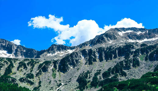 美丽的高山山峰, 蓝天背景。惊人的山徒步旅行天堂风景, 夏天