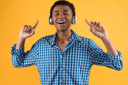 美国黑人少年戴着耳机跳舞