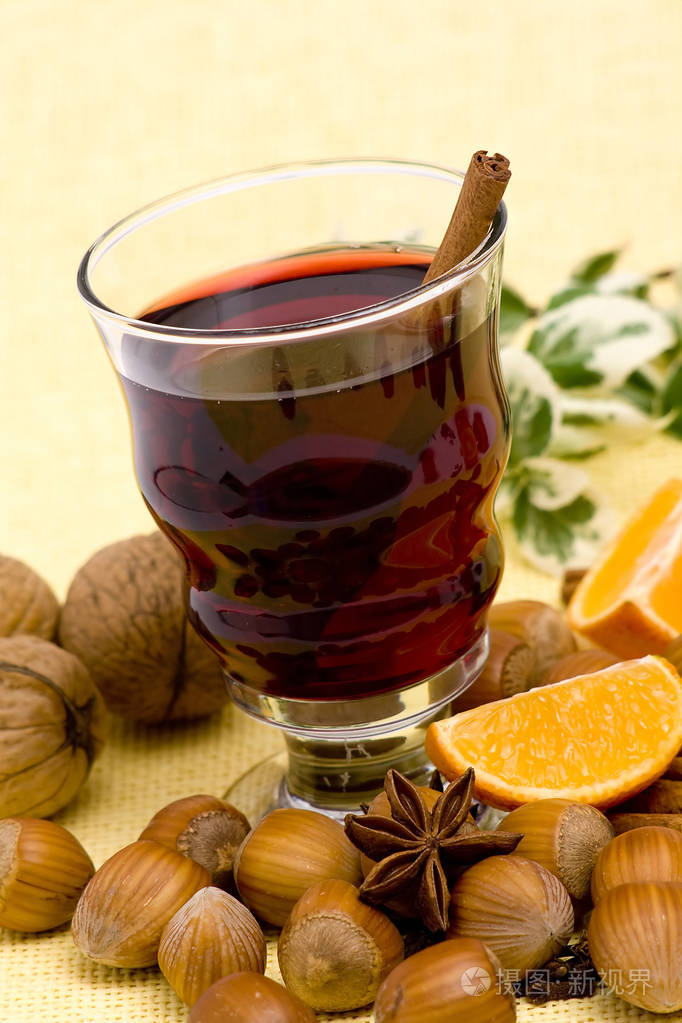 一杯热葡萄酒, 配橙,坚果和香料