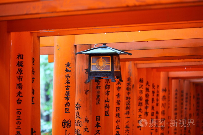 在京都的伏见 inari 寺著名明亮橙色牌坊门日本