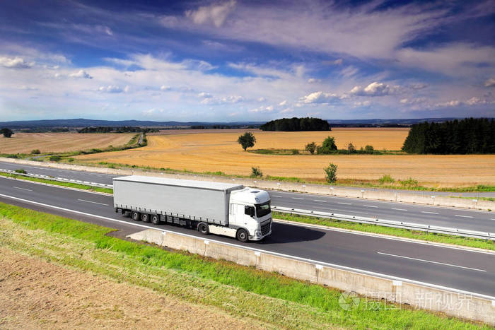 公路上的卡车运输