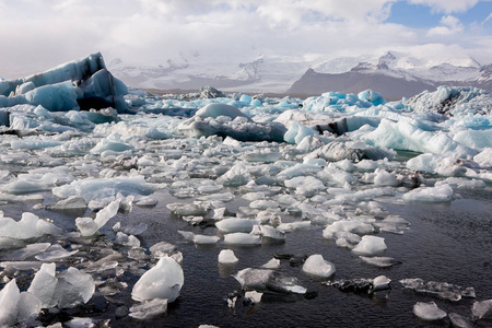 冰岛冰川在著名的冰川泻湖。冰川泻湖湾美丽冰冷的风景图片。冰岛的独特性质。冰景观