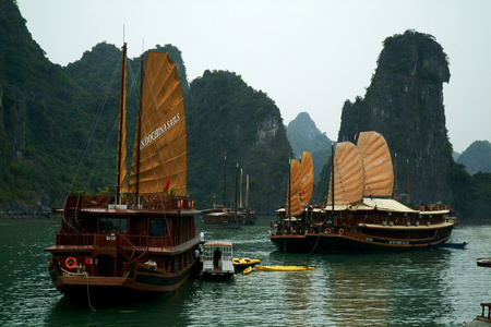 在 Halaongbay，越南的垃圾船