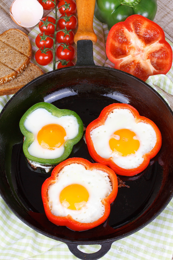 在一个平底锅煎的鸡蛋