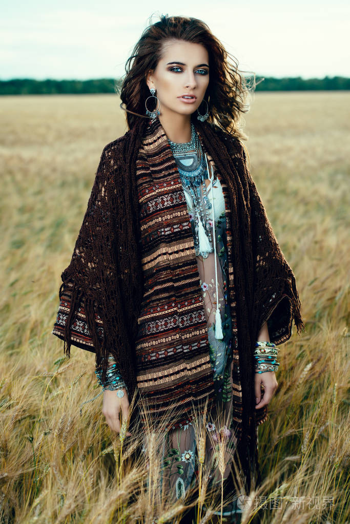 时尚女性模特在字段中.当代的波西米亚风格