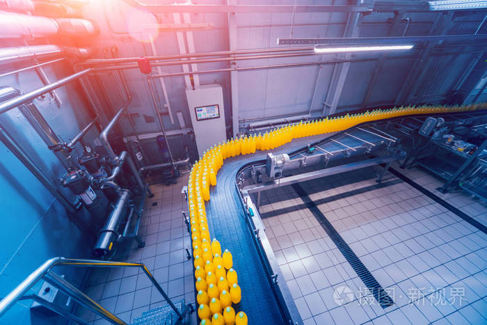 带果汁或水的瓶子的传送带.现代化设备