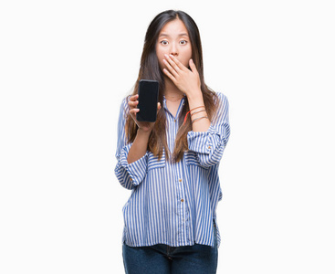年轻的亚洲妇女显示空白屏幕的智能手机在孤立的背景