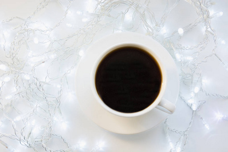 一杯黑色咖啡在冬天的白色餐桌上。圣诞节假期时间。顶部视图