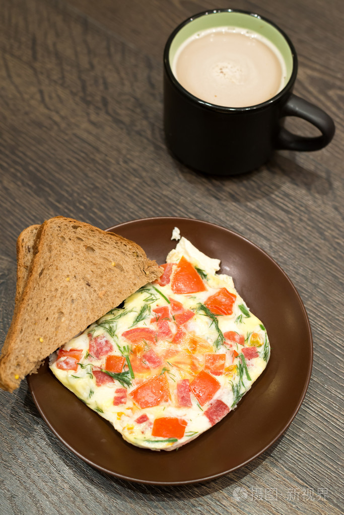 早餐西红柿炒鸡蛋和咖啡