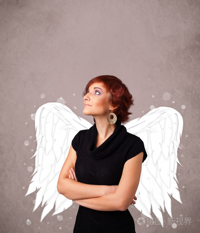 天使的人说明了又脏又臭的背景上的翅膀