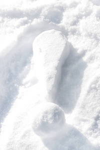 抽象背景。以雪为标志的感叹号