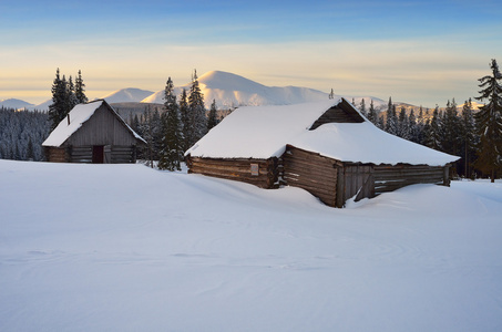 小屋的雪下