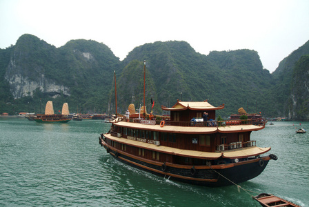 在 Halaongbay，越南的垃圾船