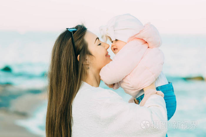 母亲抱着女儿