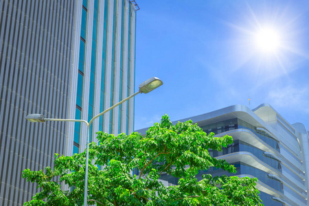 清洁阳光明媚生态绿色大楼清洁空气在城市地区蓝天阳光明媚的都市风光