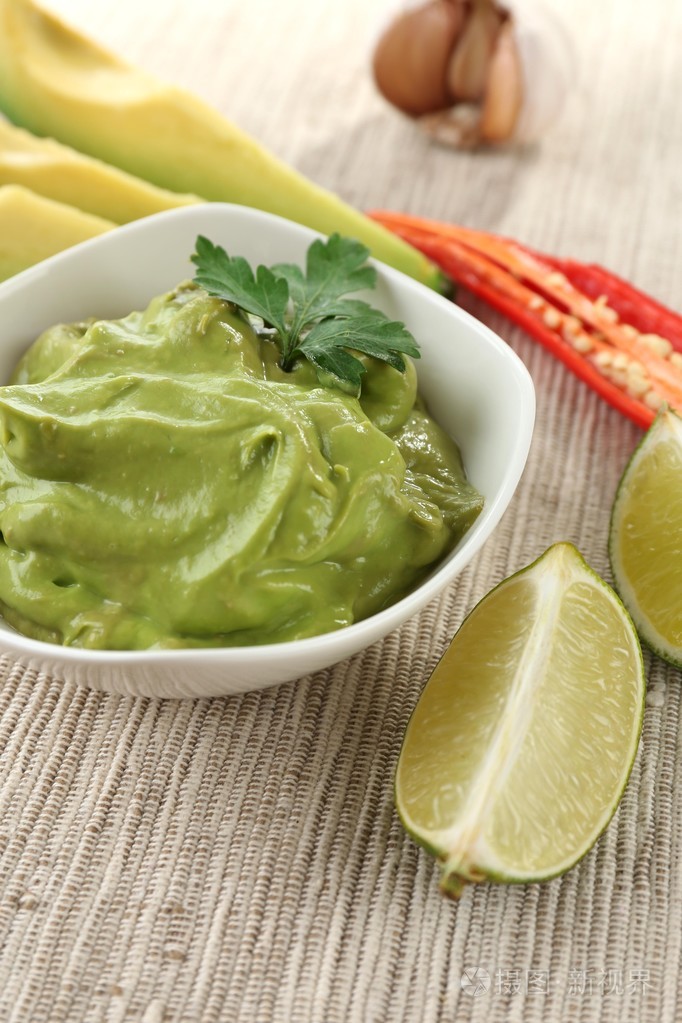 在桌子上的碗里新鲜的鳄梨酱