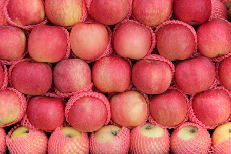 美味堆苹果水果 (苹果属植物姜黄属),在一个标记上出售照片