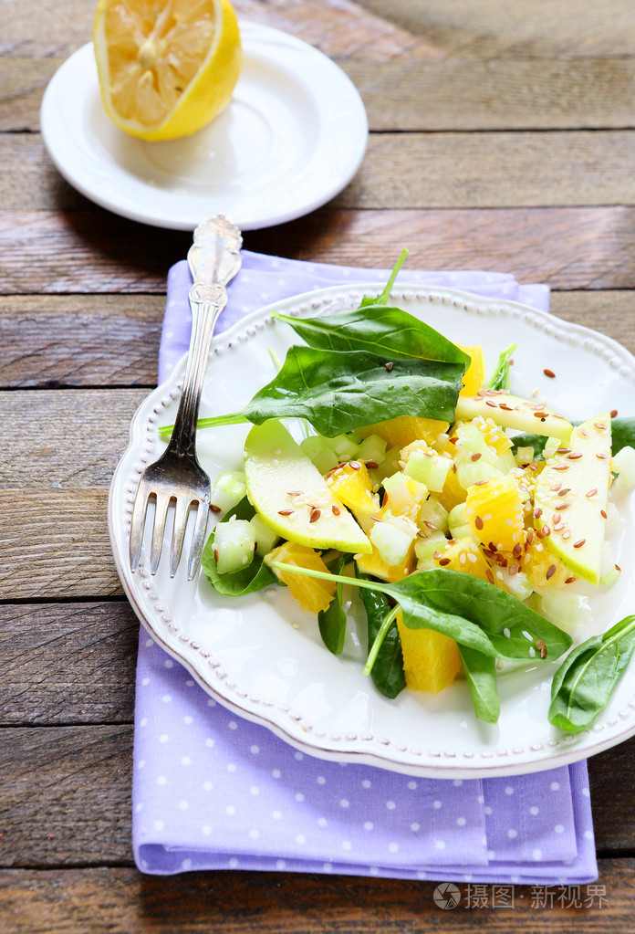 芹菜和水果沙拉