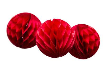 红蜂窝聚甲醛pom 纸球装饰在白色背景下隔离