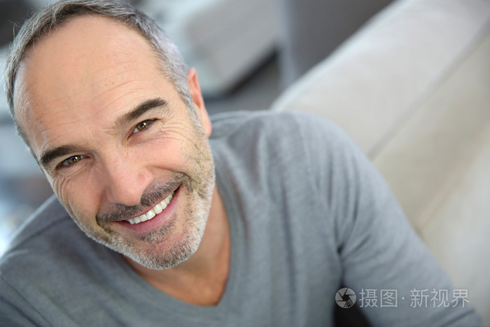 英俊的成熟男人