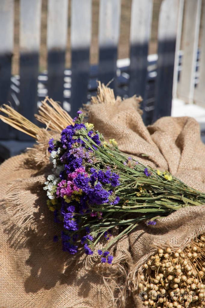 夏季日的粗麻布上的野花和草药花束