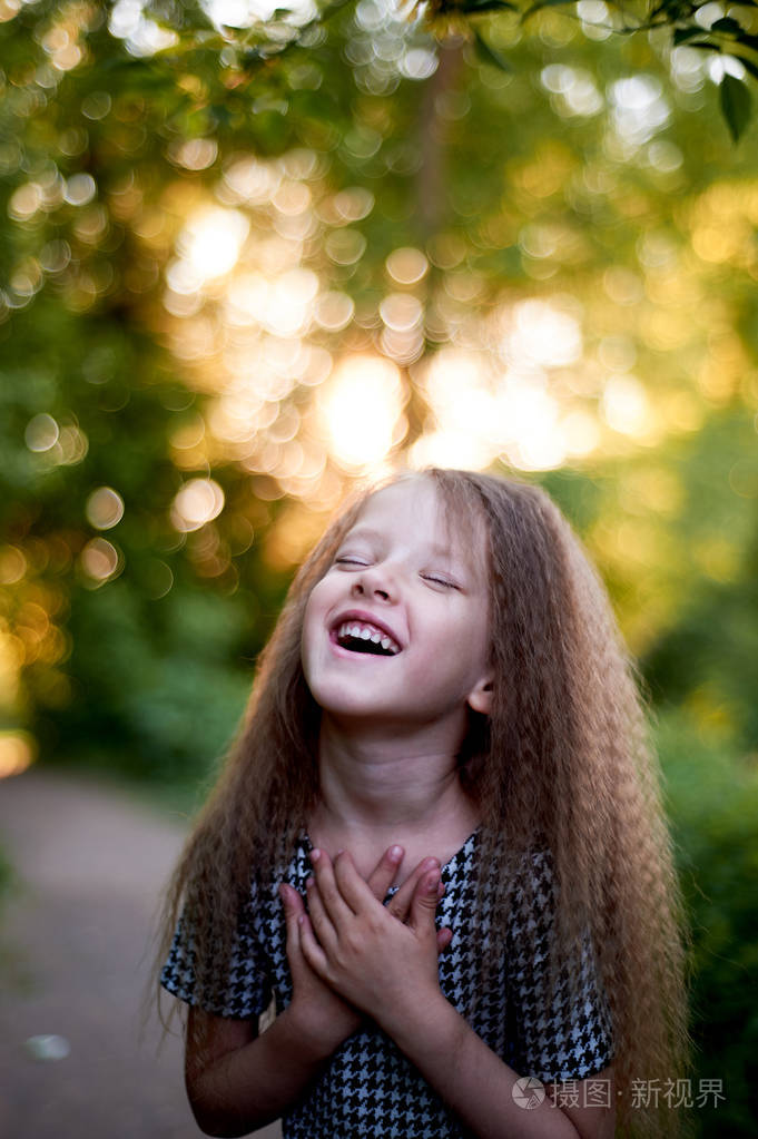 4岁蓝眼睛小卷发童年和冒险的美好时光温暖的阳光大笑尽情地