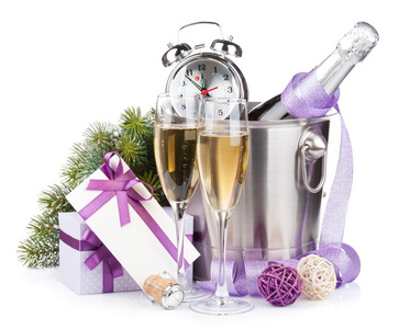 圣诞节的香槟酒，铲斗及礼品盒闹钟