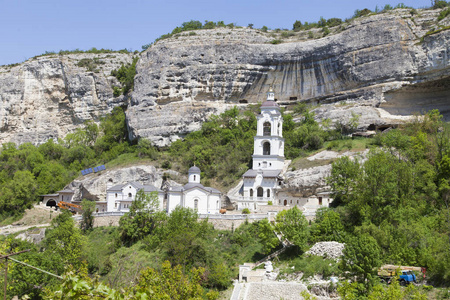 高山上的东正教教堂是在一个难以触及的地方建造的。