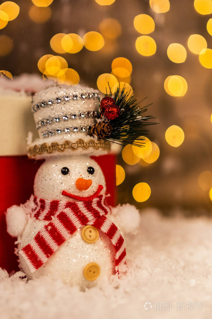 圣诞节装饰在木背景与雪人和雪新年快乐