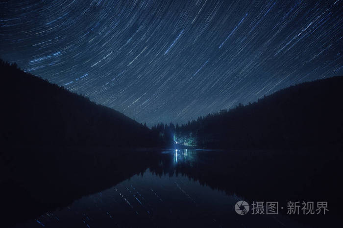 夜空的星空, 在喀尔巴阡山脉的高山湖 Synevyr 的星光小径, 也被称为喀尔巴阡山脉的海眼, 乌克兰