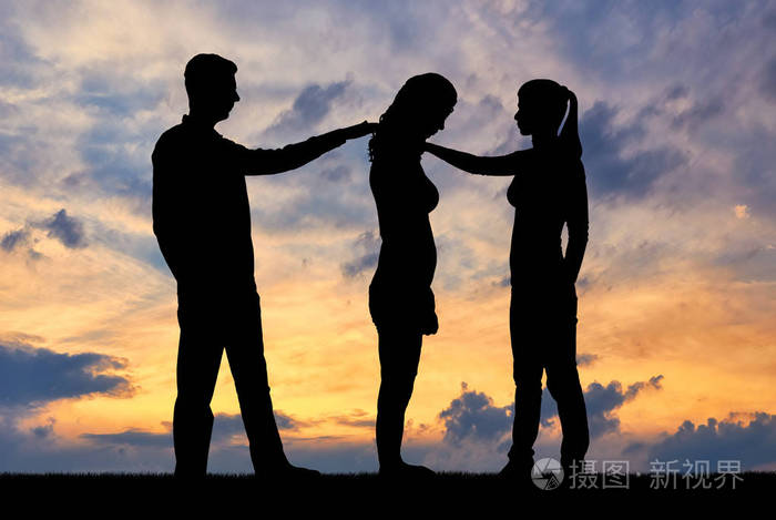 一个女人和一个男人的剪影在道义上支持另一个悲伤的女人.